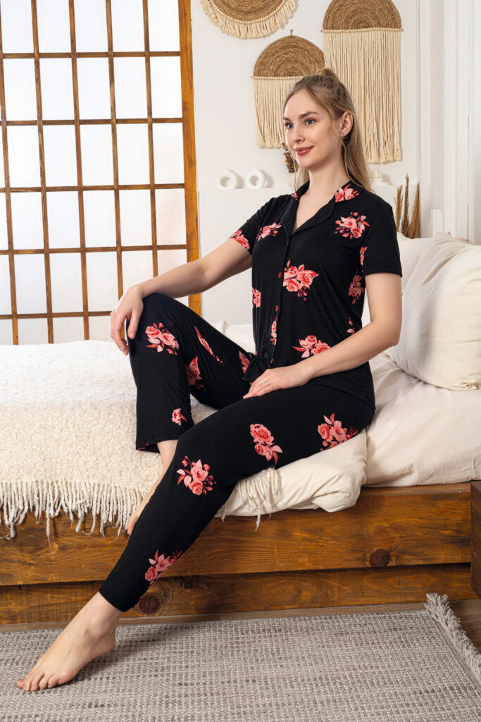 Siyah kırmızı gül desenli pijama takım düğmeli yakalı