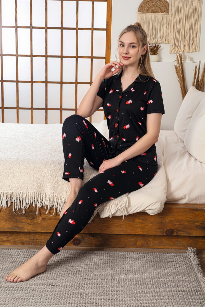 Siyah kalp desenli pijama takım düğmeli yakalı