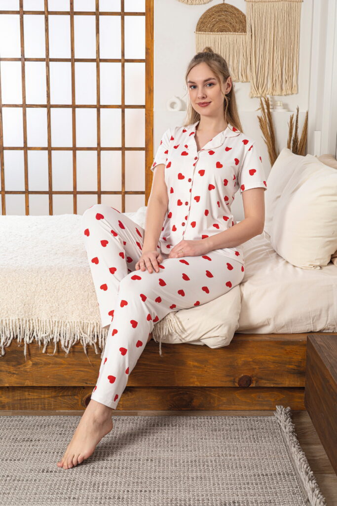 kırmızı kalpli pijama takım yakalı